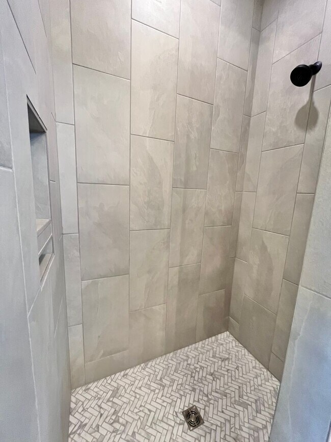 Building Photo - Stunning 5 Bed/2.5 Bath Twinhome!