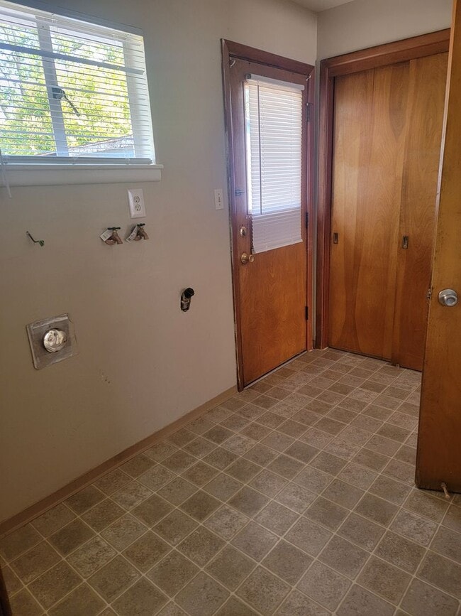 Building Photo - Affordable Lakewood 3 bedroom Rambler