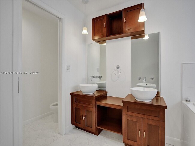 Building Photo - 527 SW 20th Rd