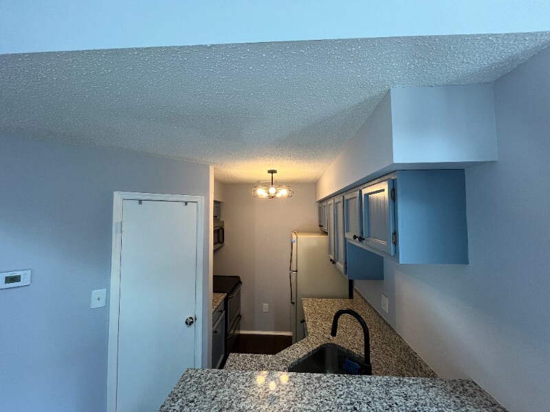 Building Photo - 1633 Carriage House Terrace