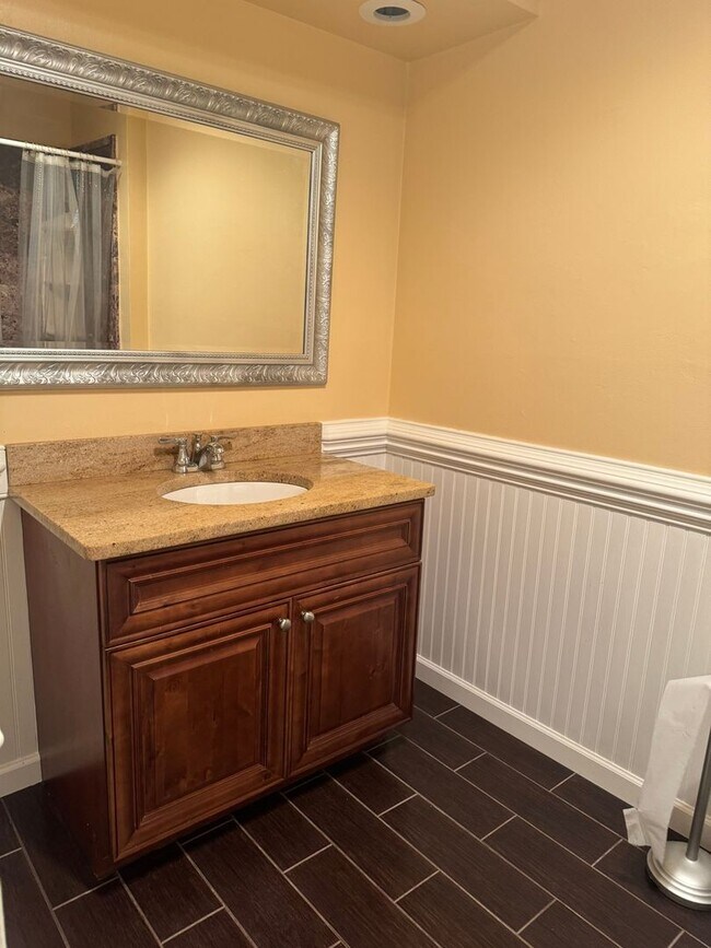 Building Photo - 3/4 Bedroom Single Family Home right off M...