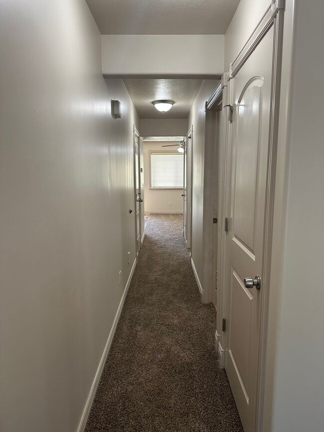 Building Photo - Modern 3 Bed, 2.5 Bath Townhouse - Excelle...