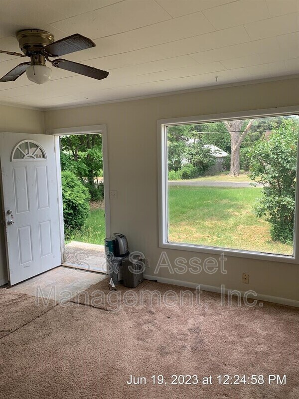 Building Photo - 3412 N Larch St