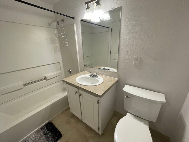 Building Photo - 2Bd/2Ba in Bethany Condo with Garage ~ Washer/ Dryer in Unit ~ Top Floor ~ Community Pool!!!
