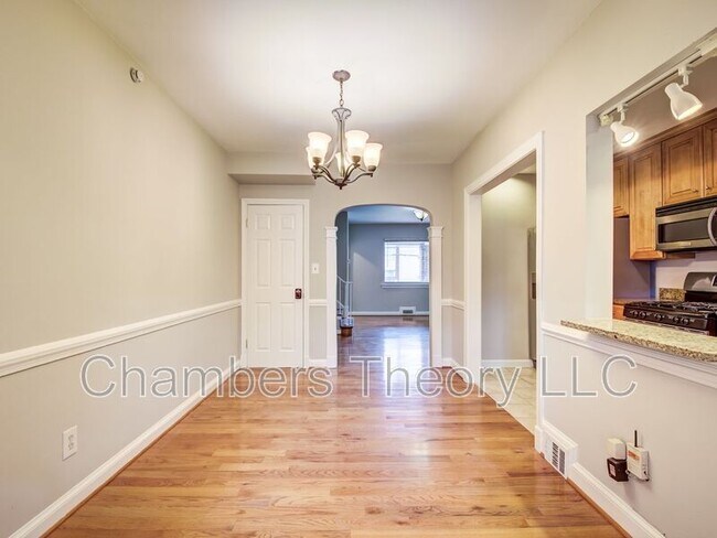 Building Photo - 1417 Downing St NE
