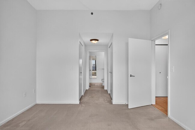 Building Photo - 102 Christopher Columbus Dr