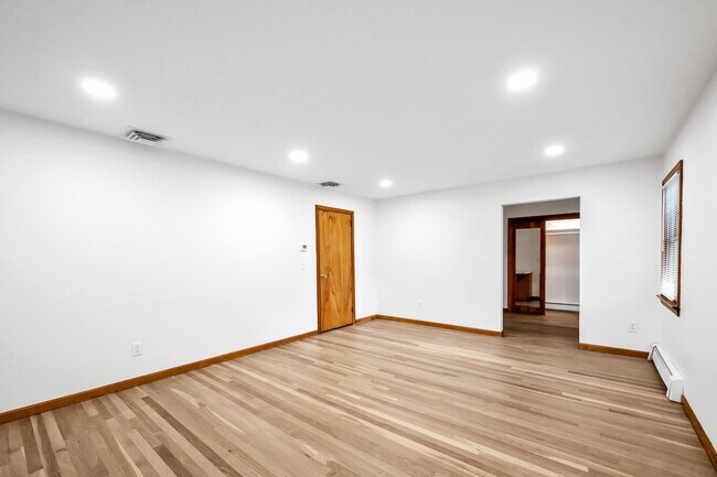 Building Photo - 10 Lyncrest Dr