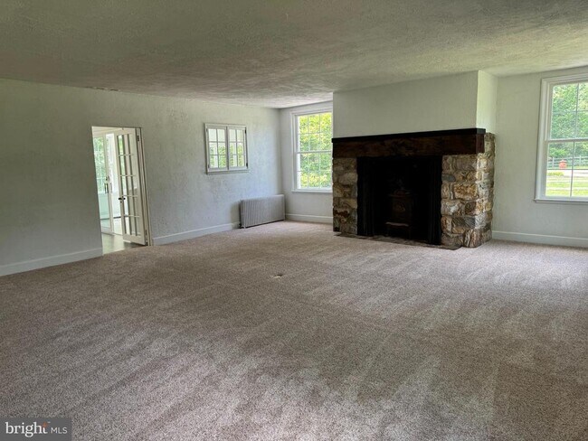 Building Photo - 553 Worthington Rd