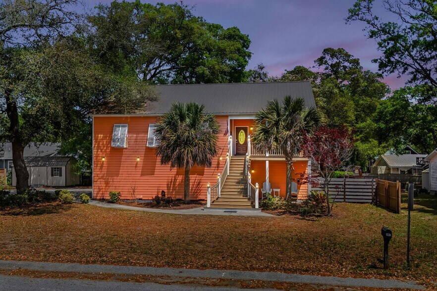 Building Photo - 306 Pine St S