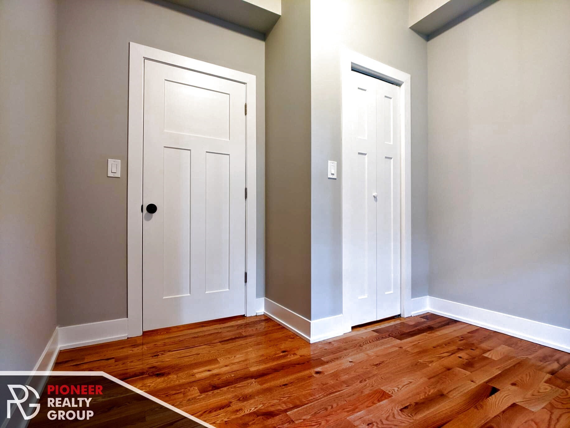 Building Photo - 635 W Oakdale Ave