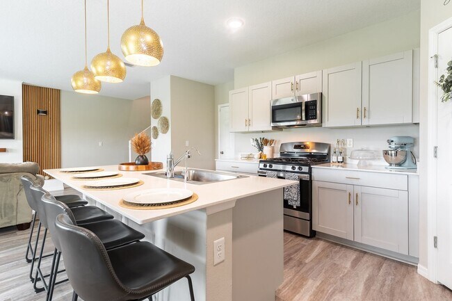 Building Photo - Stunning, Pet-Friendly, 4 Double bedroom, ...