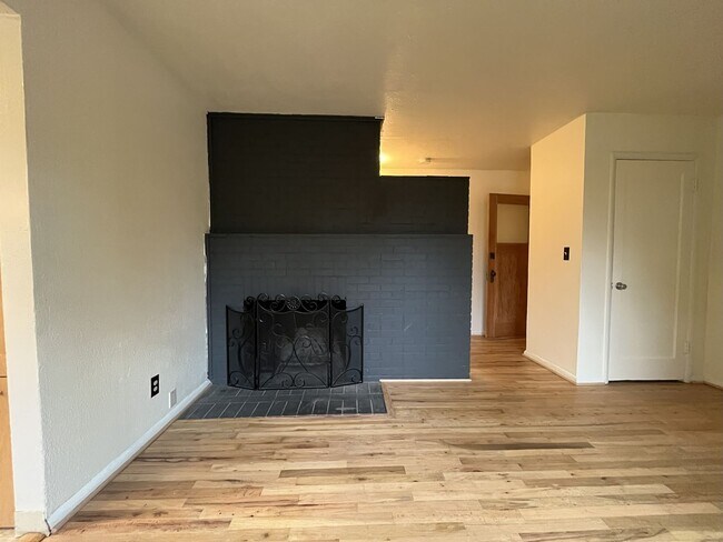 Building Photo - Cozy Portland Gem with Bright, Open Living...