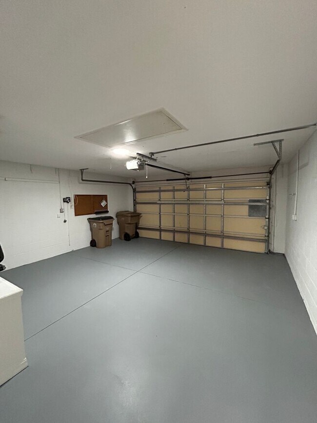 Building Photo - 10500 Lake Hasson Cir