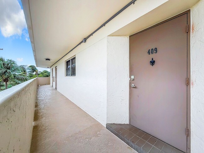 Building Photo - Beautiful 2 bedroom 2 bath Condo in Deerfi...