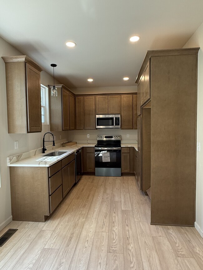 Building Photo - 2213 Cityview Ave