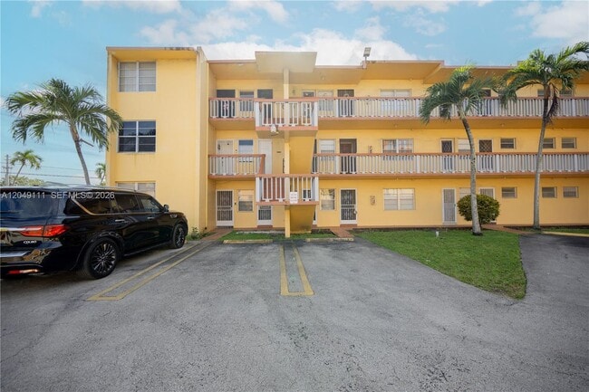 Building Photo - 1551 NE Miami Gardens Dr