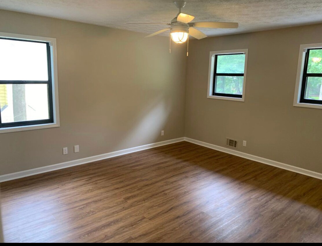 Building Photo - 211 Crabapple Ln