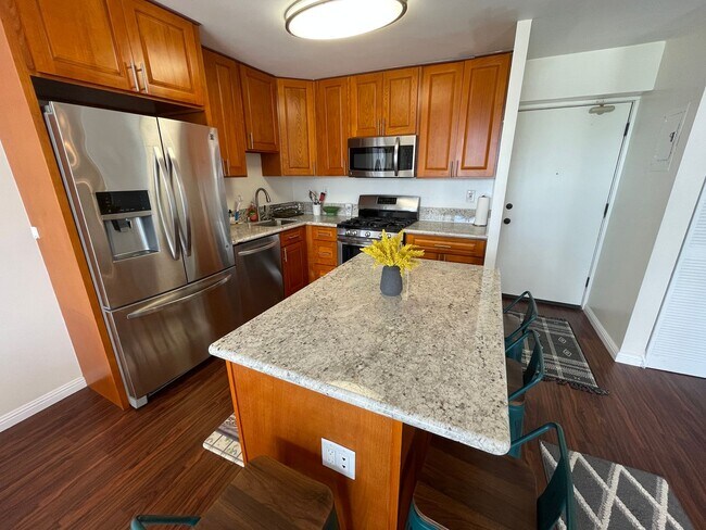 Building Photo - Skyline Living | Furnished 2-Bedroom with ...