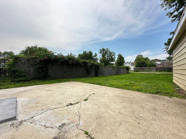 Building Photo - 3 Bedroom 2 Stall Detached Garage Fairgrounds