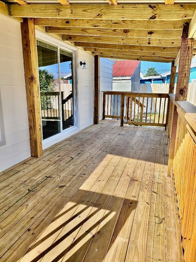 Building Photo - Recently Renovated 2 Bedroom / 2 bathroom ...