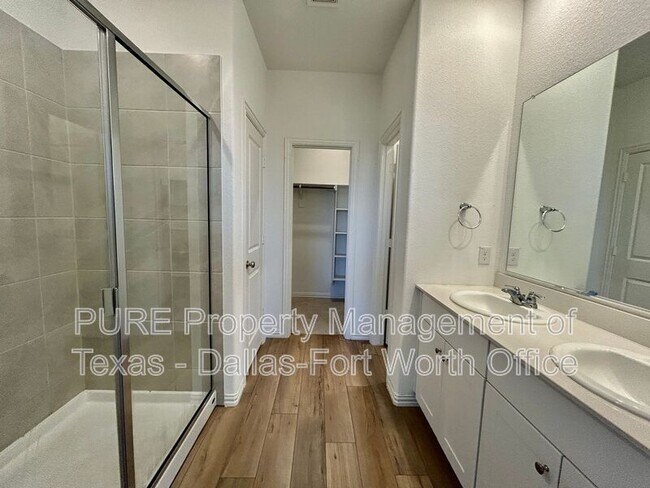 Building Photo - 2113 Donker Dr