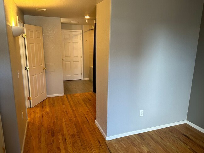 Building Photo - 1 bedroom, 1 bath Cherry Creek North - Ava...