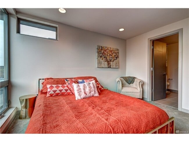 Building Photo - 3Bd/2.5Ba Seattle Townhome
