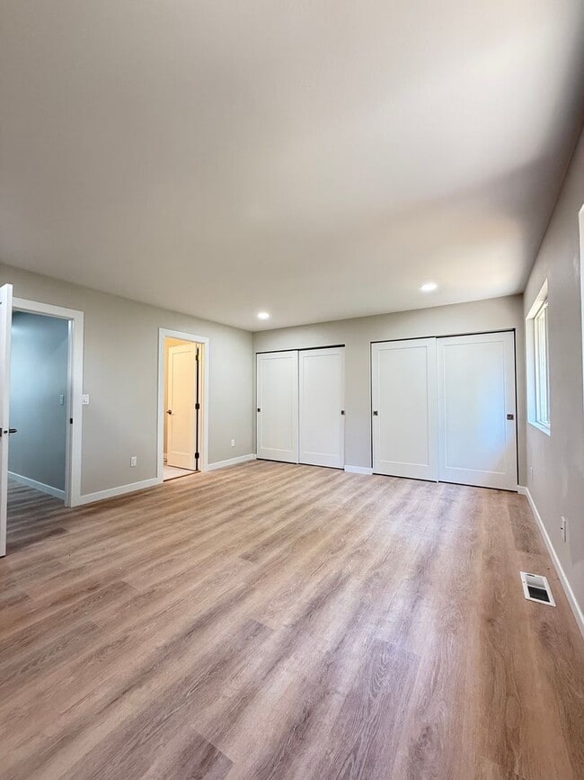 Building Photo - Fully Remodeled Silver Firs Townhome for R...