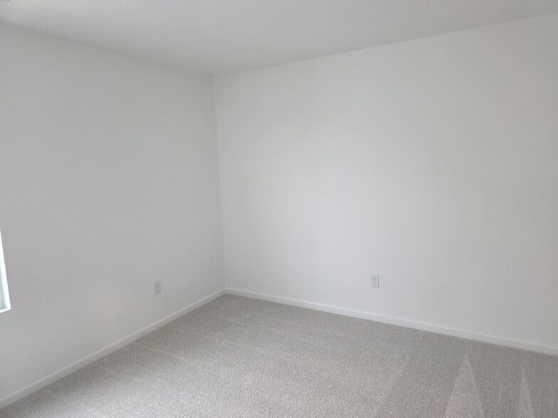 Building Photo - 528 Venetian Dr