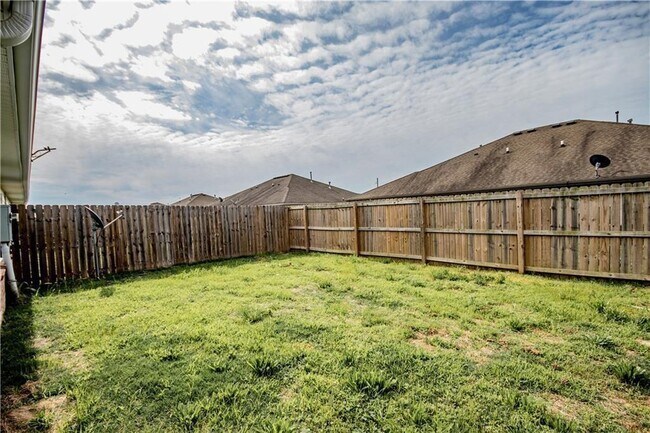 Building Photo - 912 Oakwood Ln