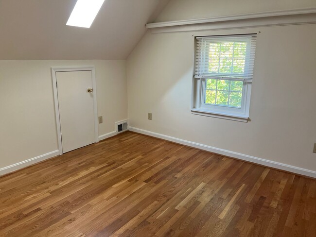 Building Photo - Lovely Home with Two Car Detached Garage