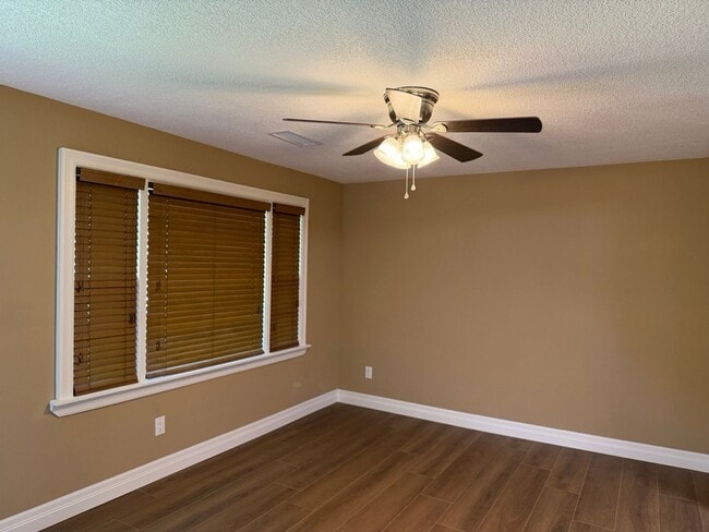 Building Photo - 3 Bedroom, 1 Bath , Oversized 2 Car Garage, Totally Remodeled