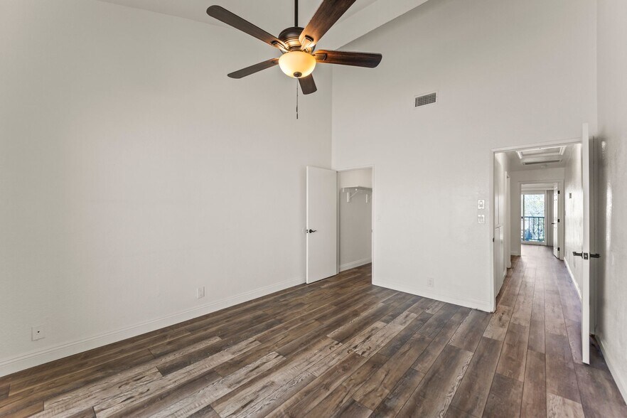 Building Photo - 248 E Buckthorn St