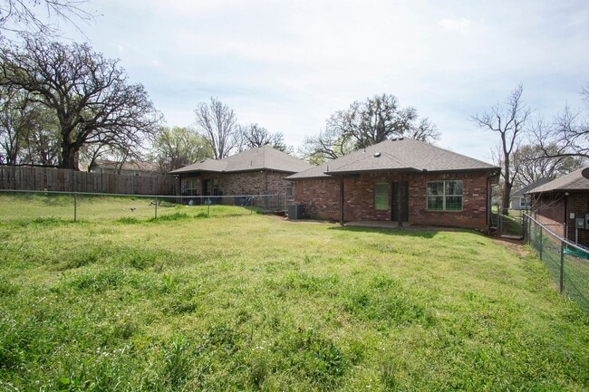 Building Photo - House For Lease in Denison -- 3 Bed/2 Bath