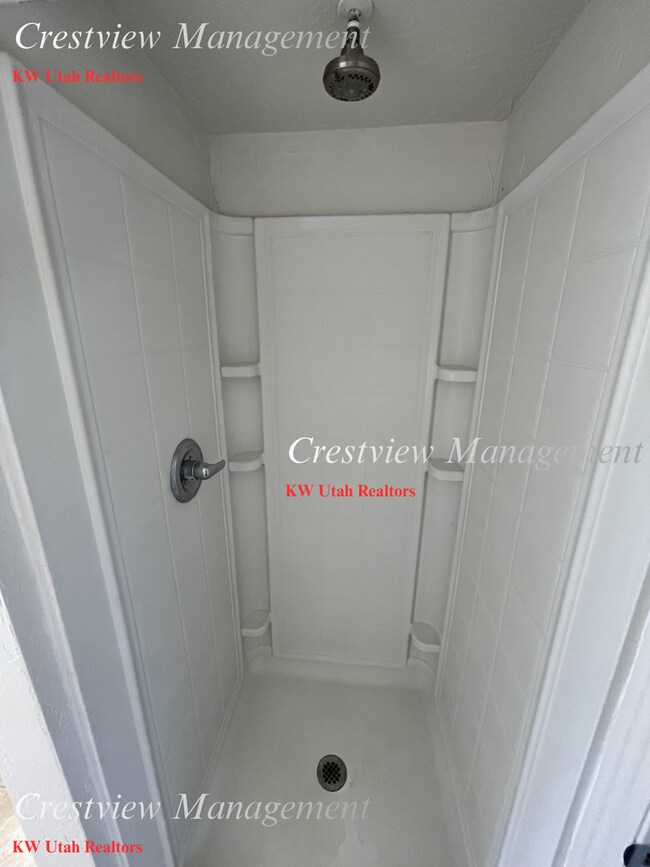 Building Photo - Spacious Home in Magna – Convenient Location! 1st month's rent free!
