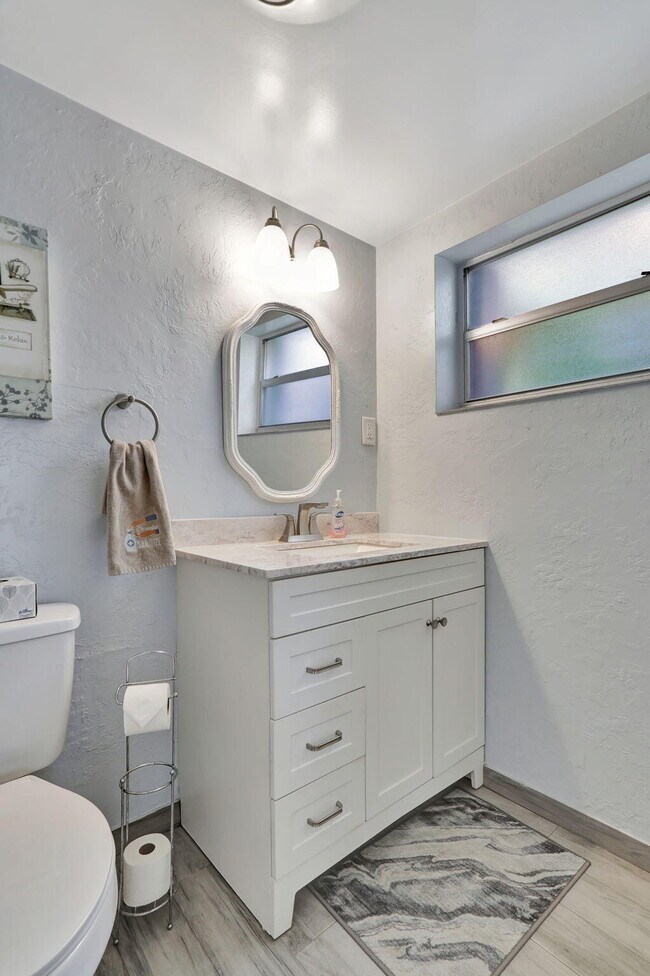 Building Photo - 999 N Riverside Dr