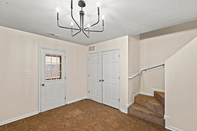 Building Photo - Adorable townhome with beautiful upgrades!