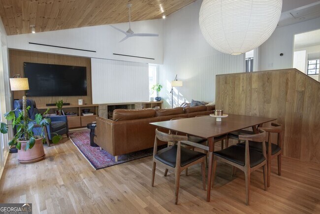 Building Photo - 8885 Bay Dr