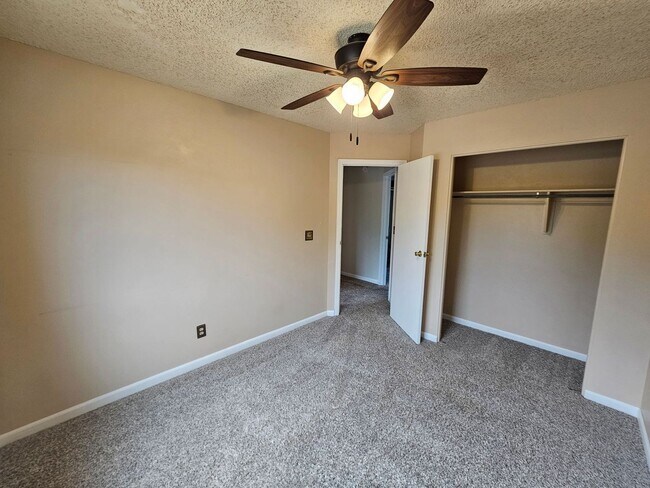 Building Photo - 4 Bed 3 Bath Home in 80911!