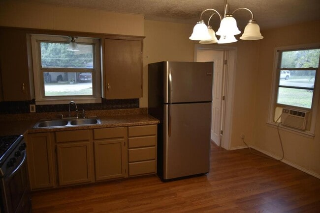 Building Photo - 302 S Oneal St