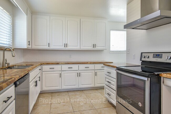 Building Photo - 3 Bedroom, 2 Bath House with Large Backyard