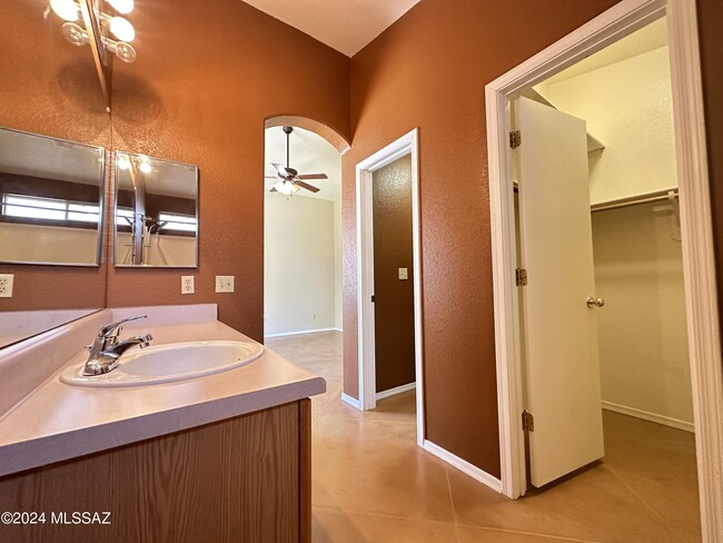 Building Photo - 8673 S Desert Dove Dr