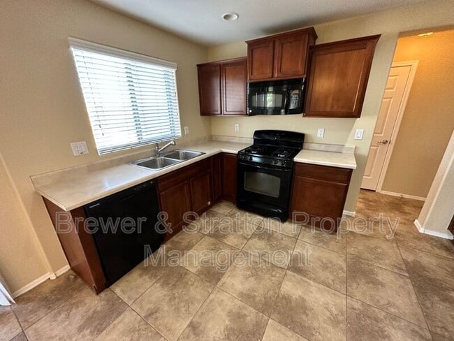 Building Photo - 2677 N Hawthorn Dr