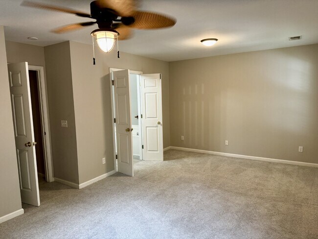 Building Photo - Spacious Townhome with a Private Courtyard in Westbury Park!