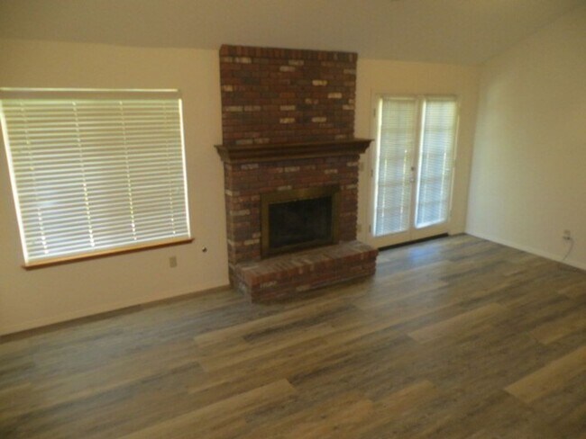 Building Photo - North Fresno Home, 3BR/2BA, Built 1989 - Lots of Amenities!