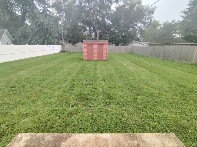 Building Photo - 921 River Park Dr