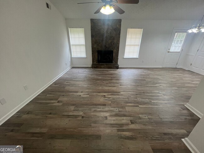 Building Photo - 545 E Country Woods Dr