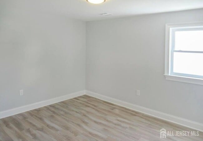 Building Photo - 156 Cliffwood Ave W