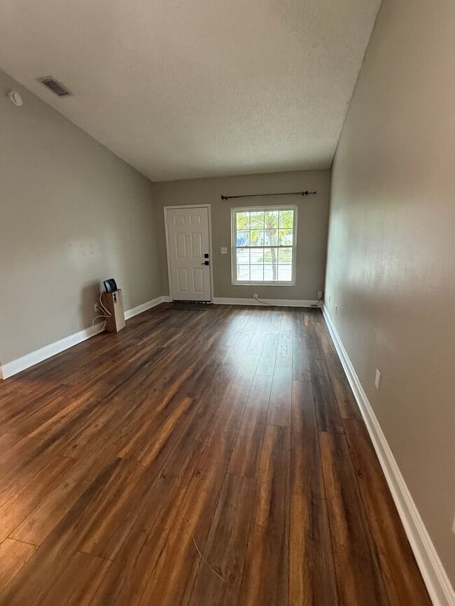 Building Photo - Charming 2 bedroom, 2 bath Home HEATHER LAKES