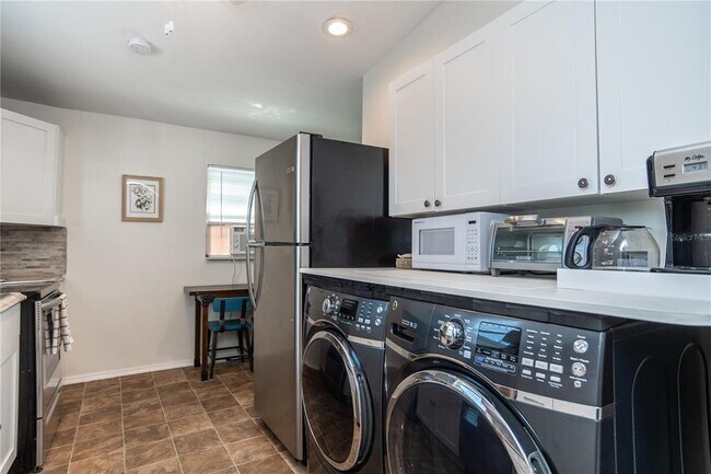 Building Photo - 327 25th St S